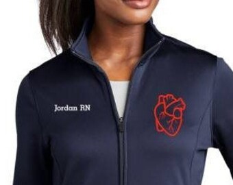 Puede incluir: Una chaqueta con cremallera para mujer de color azul marino con un gráfico de corazón rojo y el texto "Jordan RN" bordado en el pecho izquierdo.