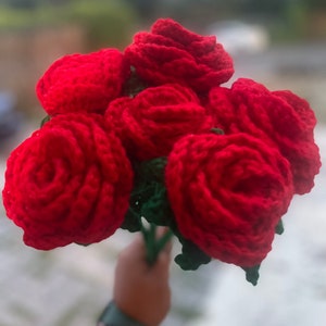 かぎ針編みの永遠のバラの花束