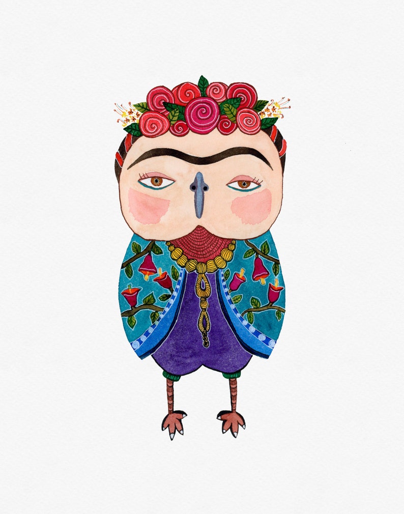 Op de afbeelding: Een eigenzinnige illustratie van een uil die een kleurrijke bloemenkrans en een blauw en paars gepatroneerd jasje draagt. De uil heeft een dikke wenkbrauw en grote, expressieve ogen.