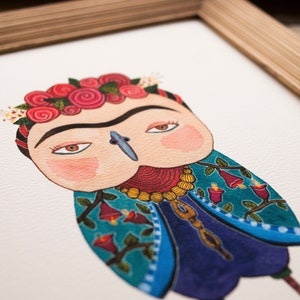 Op de afbeelding: Waterverf schilderij van een gestileerde uil met een bloemenkrans, een monobrauw en een kleurrijk gepatroneerd jurkje. De uil heeft een roze gezicht en blauwe ogen.