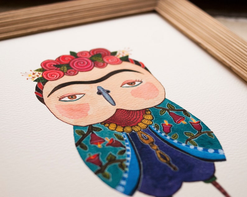 Op de afbeelding: Waterverf schilderij van een gestileerde uil met een bloemenkrans, een monobrauw en een kleurrijk gepatroneerd jurkje. De uil heeft een roze gezicht en blauwe ogen.