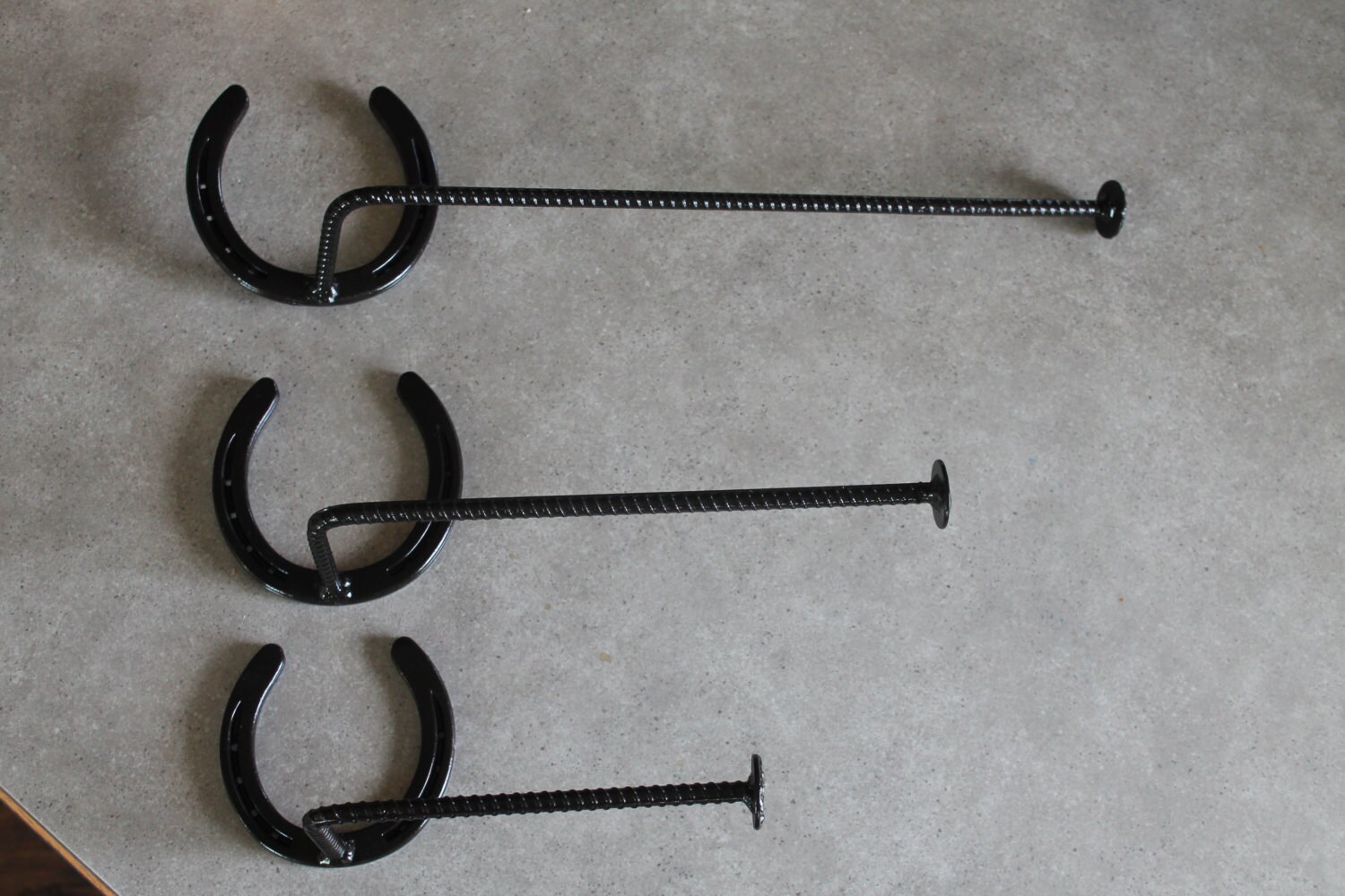 Horseshoe towel rod set