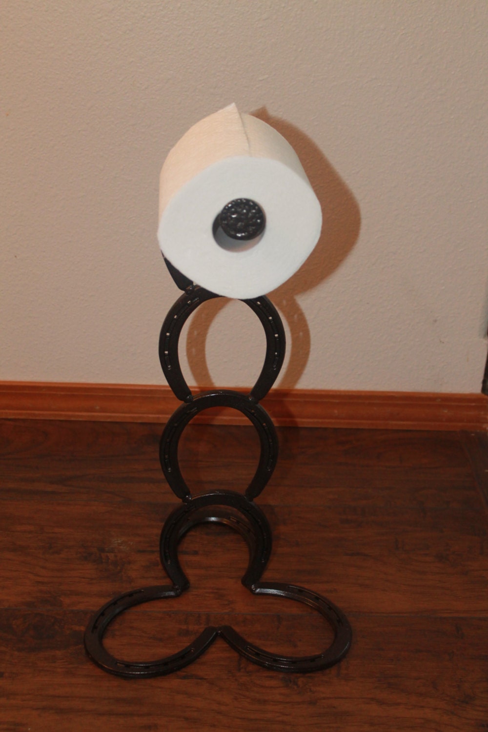 Horseshoe toilet paper holder standing