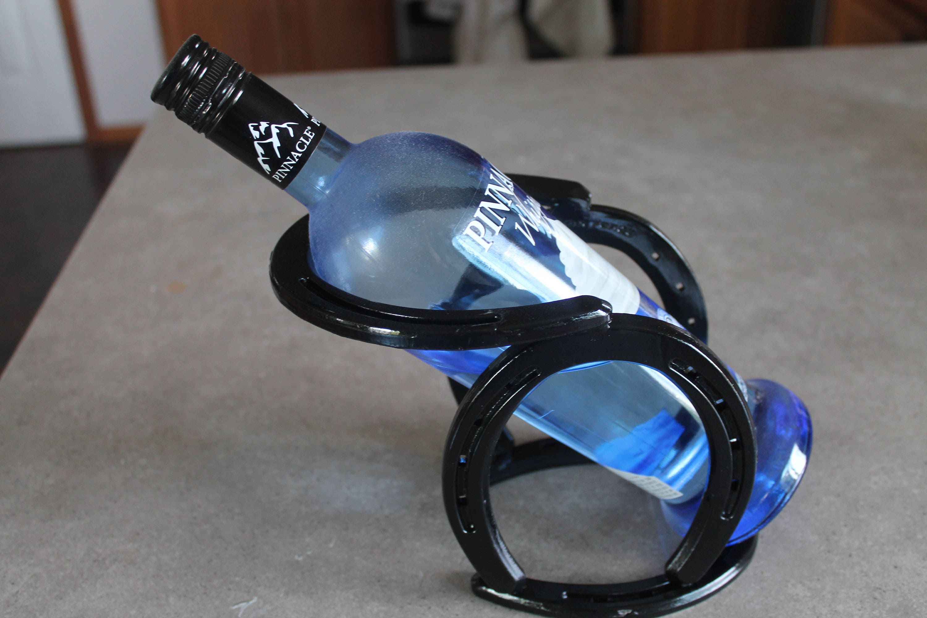 Horseshoe single wine bottle holder