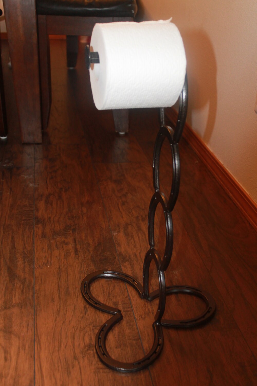 Horseshoe toilet paper holder standing