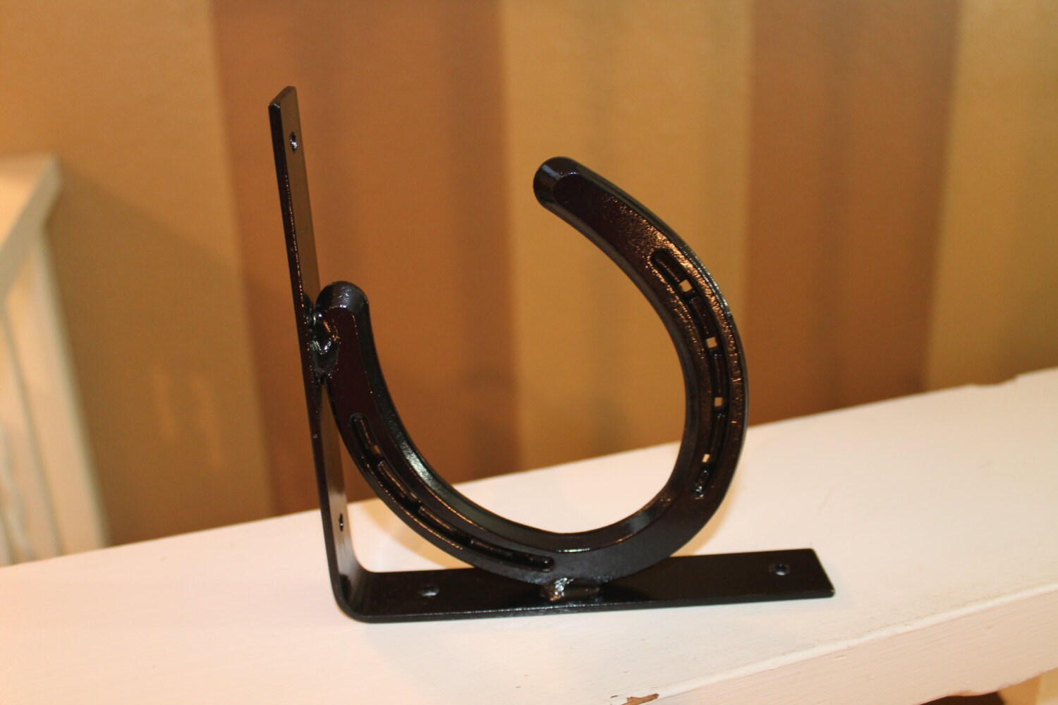 Horseshoe shelf brackets