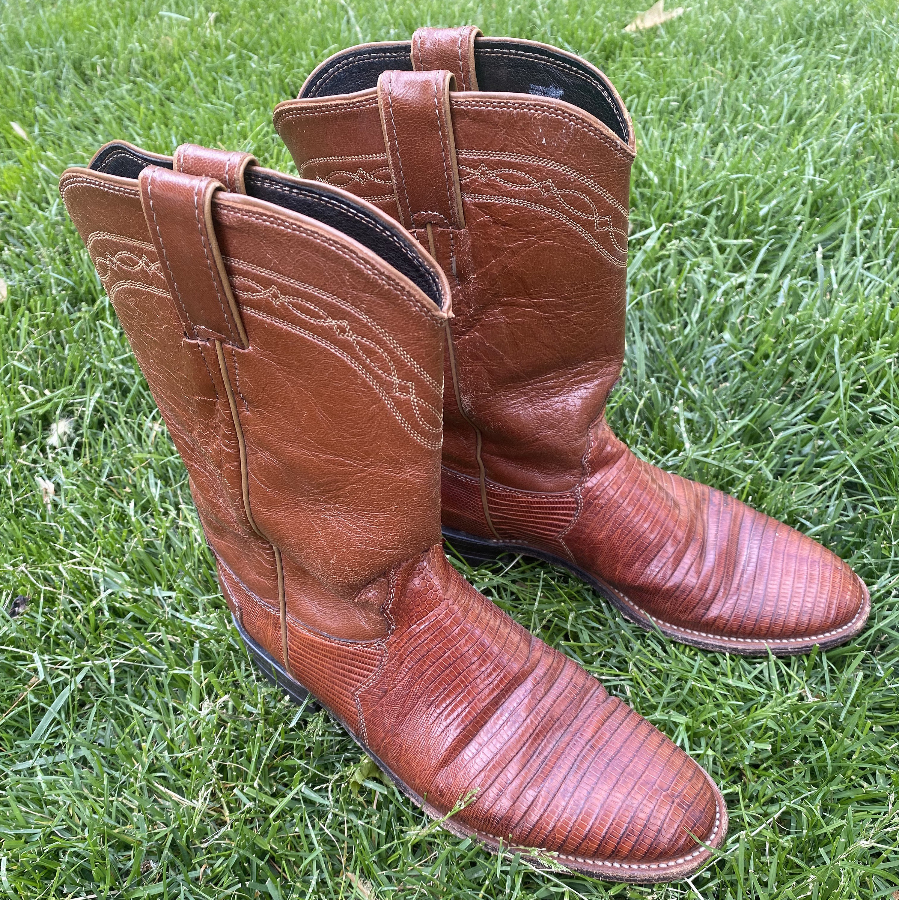Iguana cowboy deals boots