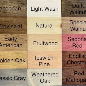 Puede incluir: Una cuadr&iacute;cula de tablones de madera que muestra varios colores de tinte para madera. Los colores incluyen "Jacobean", "Light Wash", "Dark Walnut", "Provincial", "Natural", "Special Walnut", "Early American", "Fruitwood", "Sedona Red", "Golden Oak", "Ipswich Pine", "English Chestnut", "Classic Gray", "Weathered Oak" y "Red Mahogany".