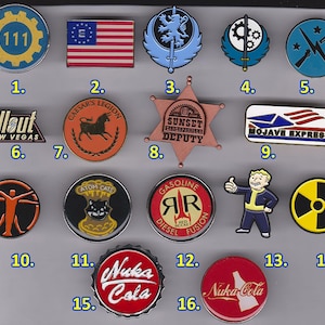 Juego de 2 pines inspirados en Fallout Vault, pines de cosplay de metal y bronce con aspecto vintage de New Vegas (juego de 2)