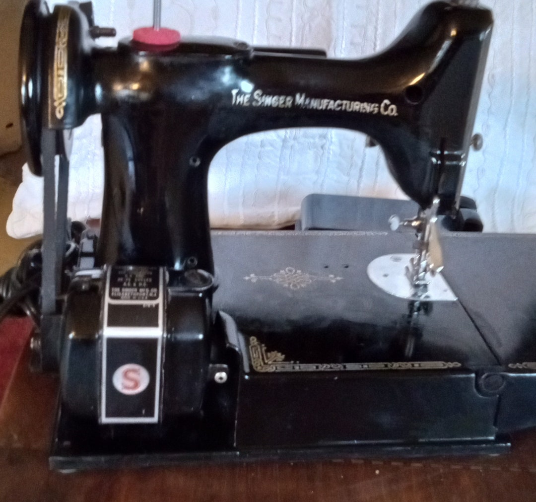 Vintage 19481950 Singer Sewing Machine Featherweight 221 Etsy