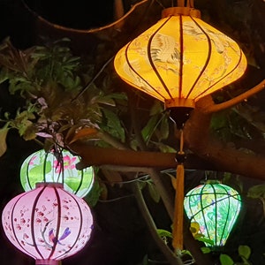 Set di 4 lanterne di seta di bambù Hoi An da 35 cm - Mix di forme e colori - Lanterne personalizzate - Lanterne da matrimonio - Lanterne da giardino