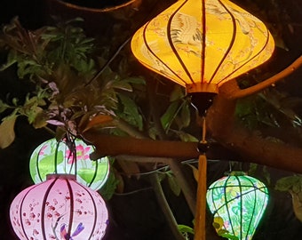 jardin vacances intérieur cour décoration asiatique traditionnelle Lot de 4 lanternes vietnamiennes en soie de bambou rouge 35,6 cm lampe haïenne vietnam lustres en rotin décoration de mariage extérieur