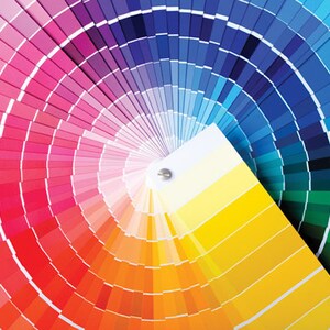 Puede incluir: Un abanico de colores con una variedad de colores, incluyendo rosa, rojo, naranja, amarillo, verde, azul y morado. El abanico est&aacute; abierto para mostrar los diferentes tonos de cada color.