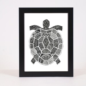 Puede incluir: Dibujo en blanco y negro de una tortuga con un caparaz&oacute;n de patrones detallados, enmarcado en un marco negro.