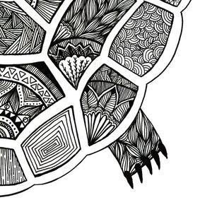 Puede incluir: Dibujo en blanco y negro de una tortuga con un caparaz&oacute;n de patrones detallados. La cabeza y las patas de la tortuga tambi&eacute;n tienen patrones.