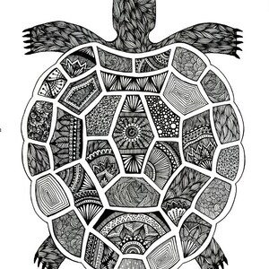 Puede incluir: Dibujo en blanco y negro de una tortuga con una concha detallada y con patrones. La concha est&aacute; formada por muchas formas geom&eacute;tricas y dise&ntilde;os diferentes.