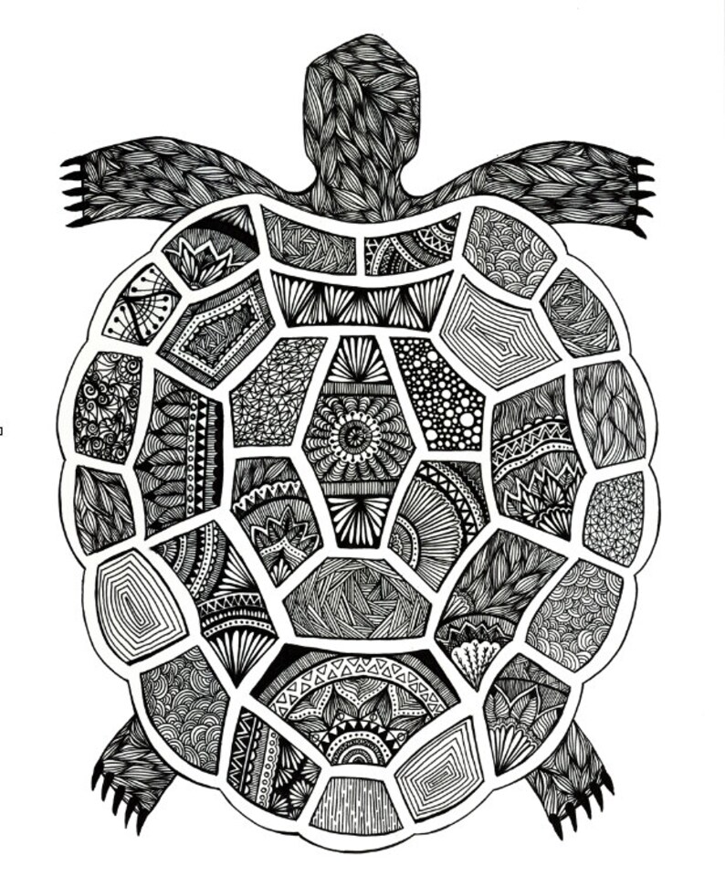 Puede incluir: Dibujo en blanco y negro de una tortuga con una concha detallada y con patrones. La concha est&aacute; formada por muchas formas geom&eacute;tricas y dise&ntilde;os diferentes.