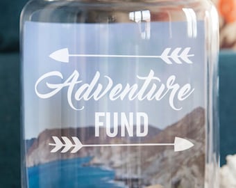 Custom Travel Fund, Geldglas Nur Vinyl, Custom Travel Geschenke, einzigartige Traveler Geschenke, Adventure Funds, Custom Spargläser, Adventure Awaits
