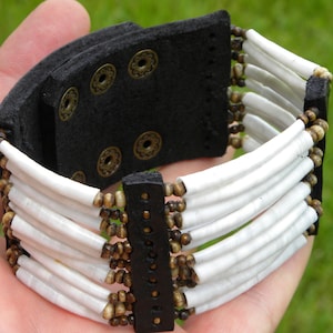 Manschette Shaman Style Armband Viel Glück Dentalium Muscheln schwarz Buffalo Bison Leder Knochen handgefertigt Maßanfertigung Handgelenk Größe cool