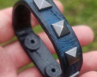 手作りのアリゲーターレザー製カフブレスレット（スタッズ付き）