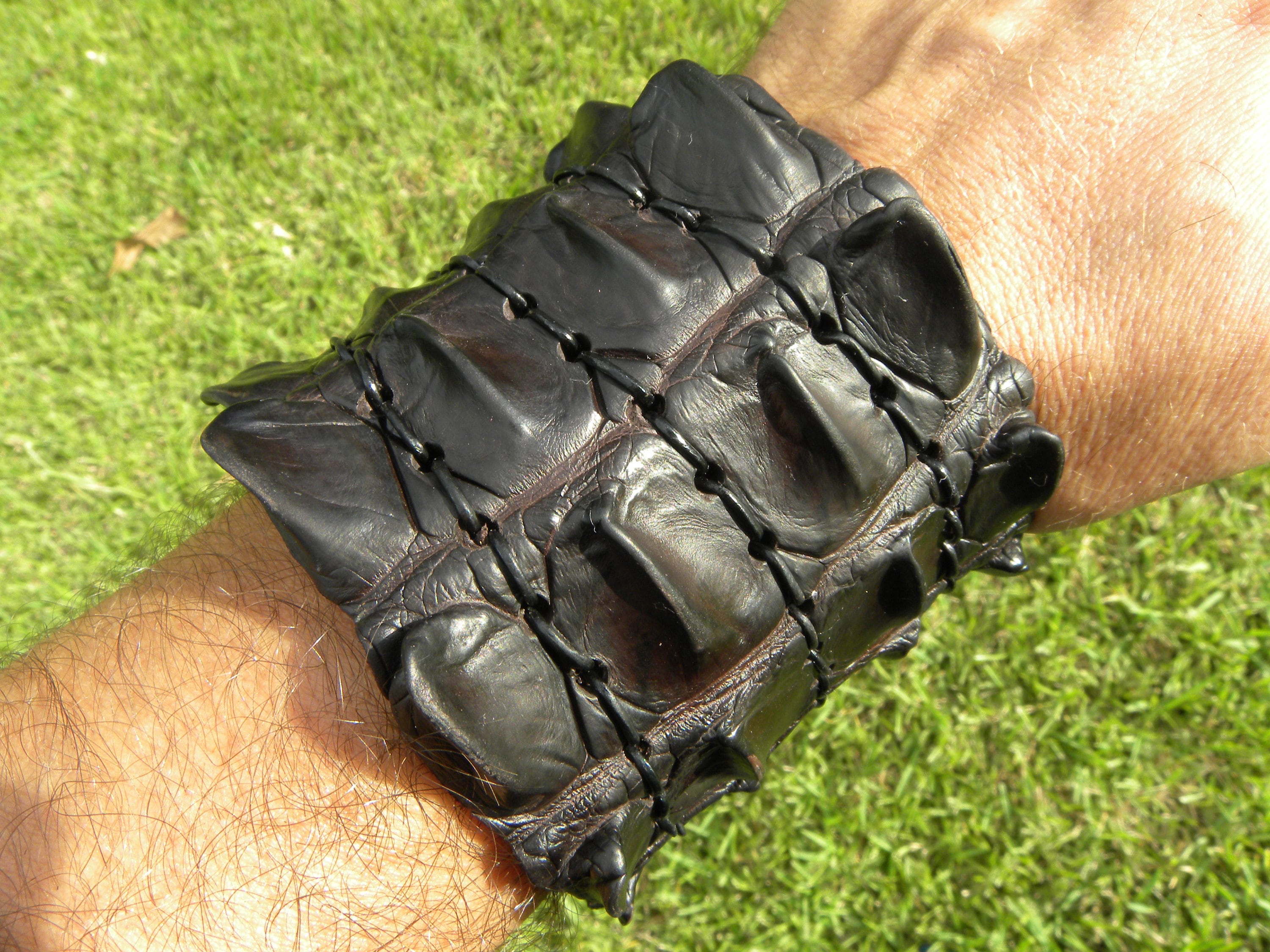 アクセサリー leather crocodile black bracelet Handmade Genuine Alligator Scutes Leather Bracelet: Dark Brown