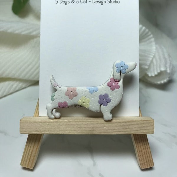 Short-haired miniature dachshund dog brooch - daisy flower design