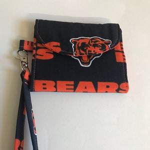 The Touchdown: Cartera de muñeca triple (impresión con licencia de los Chicago Bears)