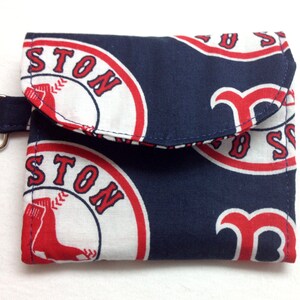 The Batter Up: Tri-Fold Wrist Wallet (impresión con licencia de los Boston Red Sox)