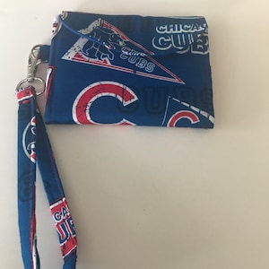 The Batter Up: Cartera de muñeca triple (impresión con licencia de los Chicago Cubs)