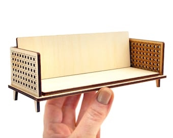 Könnte beinhalten: Ein Miniatur-Sofa aus Holz mit geflochtener Rückenlehne und Seiten. Das Sofa ist aus hellem Holz gefertigt und hat ein schlichtes Design.