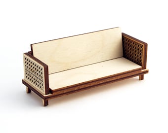 Könnte beinhalten: Ein Miniatur-Sofa aus Holz mit einer hellen Holzoptik und einem gewebten Muster auf Rücken und Seiten. Das Sofa ist ein maßstabsgetreues Modell eines traditionellen Sofas.