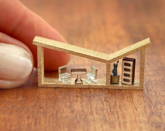 Mikrodockhus med gyllene fjärilar: Moderna miniatyrmöbler