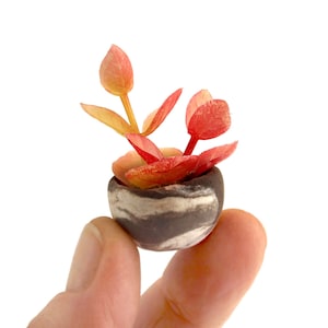Folhas de rosa em vaso artesanal com espiral - Decoração moderna em miniatura para casa de bonecas