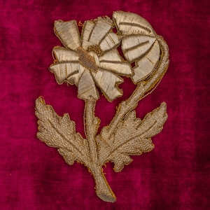 Decorazione floreale vintage realizzata a mano con fili dorati in rilievo, circa 1920