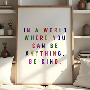 In een wereld waar je van alles kunt zijn, wees aardig DIGITALE Print Wall Art Wall Decor kleurrijke kinderkamer speelkamer kunst INSTANT Download afdrukbare