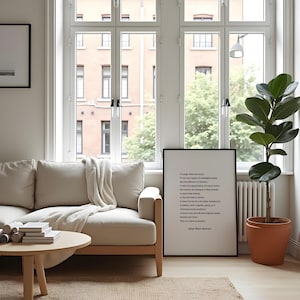 Puede incluir: Un sof&aacute; beige claro con una manta blanca en una sala de estar con una ventana grande, un &aacute;rbol ficus en maceta y una impresi&oacute;n enmarcada en negro con una cita de Ralph Waldo Emerson. La cita dice: "Re&iacute;r a menudo y mucho, ganar el respeto de la gente inteligente y el afecto de los ni&ntilde;os... dejar el mundo un lugar mejor... saber que incluso una vida ha respirado m&aacute;s f&aacute;cilmente porque has vivido. Esto es haber tenido &eacute;xito."