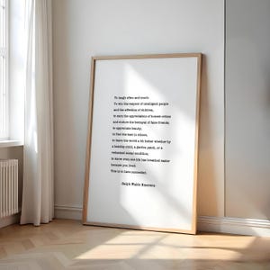 Puede incluir: Una impresi&oacute;n tipogr&aacute;fica en blanco y negro con una cita de Ralph Waldo Emerson. La cita dice: "Re&iacute;r a menudo y mucho: Ganarse el respeto de la gente inteligente y el afecto de los ni&ntilde;os, merecer la apreciaci&oacute;n de los cr&iacute;ticos honestos y soportar la traici&oacute;n de los falsos amigos, apreciar la belleza, encontrar lo mejor en los dem&aacute;s, dejar el mundo un poco mejor, ya sea por un ni&ntilde;o sano, un huerto o una condici&oacute;n social redimida; saber que incluso una vida ha respirado m&aacute;s f&aacute;cilmente porque t&uacute; has vivido. Esto es tener &eacute;xito." -Ralph Waldo Emerson