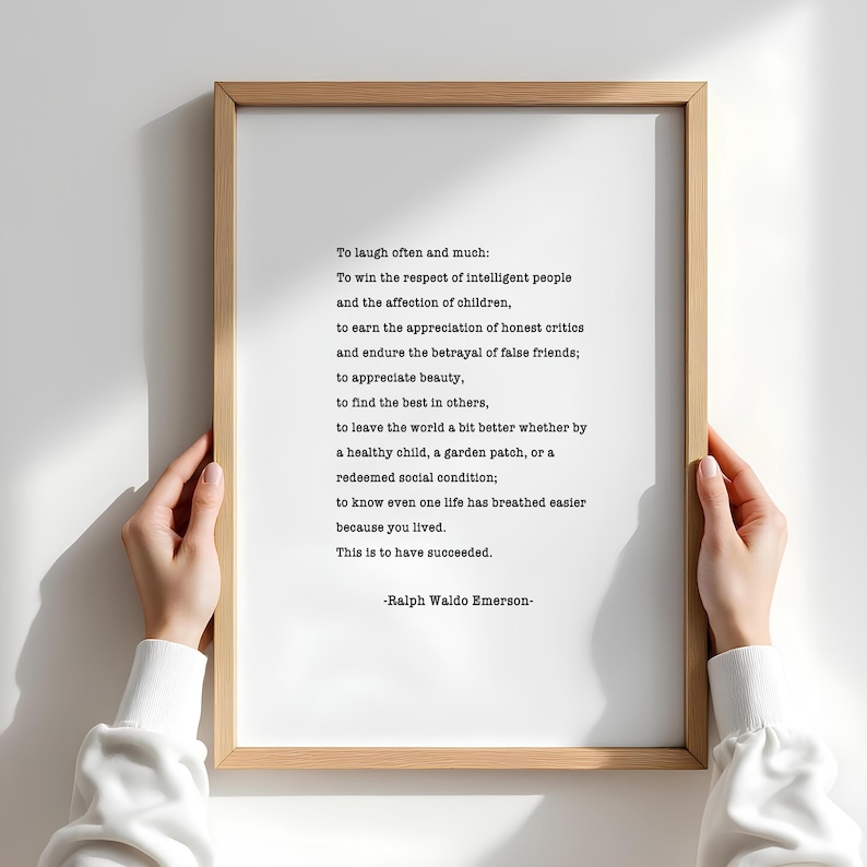 Puede incluir: Una impresi&oacute;n enmarcada con fondo blanco y texto negro. La cita es de Ralph Waldo Emerson y dice: "Re&iacute;r a menudo y mucho: Ganar el respeto de la gente inteligente y el afecto de los ni&ntilde;os, ganarse la apreciaci&oacute;n de los cr&iacute;ticos honestos y soportar la traici&oacute;n de los falsos amigos; apreciar la belleza, encontrar lo mejor en los dem&aacute;s, dejar el mundo un poco mejor, ya sea por un ni&ntilde;o sano, un huerto o una condici&oacute;n social redimida; saber que incluso una vida ha respirado m&aacute;s f&aacute;cilmente porque has vivido. Esto es tener &eacute;xito. -Ralph Waldo Emerson- "