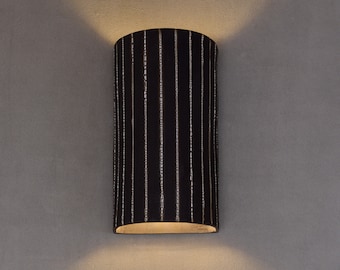 Grande applique murale en céramique noire : Argile lumineuse faite main