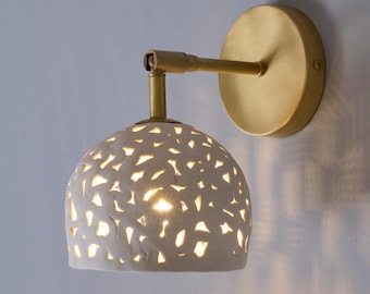 Aplique de pared de cerámica blanca hecho a mano: luz ambiental con brazo de latón.