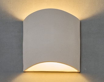 Biała, teksturowana ceramiczna lampa ścienna. Oświetlenie sypialni. Biały kinkiet. Kinkiet z glinianym światłem.
