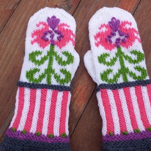 Chic Embroidered Finger Gloves Elegant Soft Wool Warm Handcrafted Winter Accessories Stylish Women’s Gift for Cold Weather and Everyday Wear