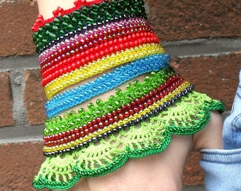 Manschette Armband, handgefertigte Armband, Armband grün, rote Perlen Band, bunte Armband, Geburtstagsgeschenk, handgefertigte Circaea Lutetia