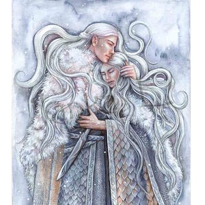 Peut inclure: Une peinture &agrave; l'aquarelle de deux personnes aux longs cheveux blancs qui s'embrassent. Elles portent des manteaux blancs bord&eacute;s de fourrure et se tiennent dans un paysage enneig&eacute;.