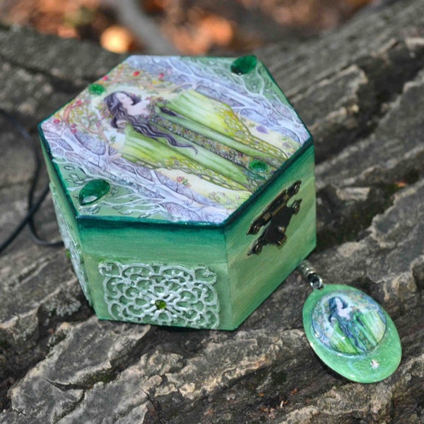 Elven jewellery box and pendant, jewelry storage, elf portrait, handmade jewelry, fantasy, unique gift, leaves, nature, green box, magic