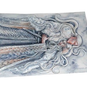 Peut inclure: Une peinture &agrave; l'aquarelle repr&eacute;sentant deux personnages aux longs cheveux blancs qui s'embrassent. Les personnages sont v&ecirc;tus de fourrure blanche et d'une armure argent&eacute;e. L'arri&egrave;re-plan est d'un bleu doux avec des flocons de neige blancs.