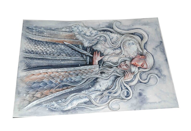 Peut inclure: Une peinture &agrave; l'aquarelle repr&eacute;sentant deux personnages aux longs cheveux blancs qui s'embrassent. Les personnages sont v&ecirc;tus de fourrure blanche et d'une armure argent&eacute;e. L'arri&egrave;re-plan est d'un bleu doux avec des flocons de neige blancs.