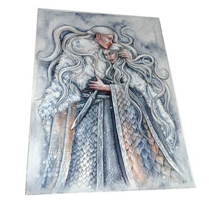 Peut inclure: Une peinture &agrave; l'aquarelle repr&eacute;sentant deux personnages en v&ecirc;tements d'hiver. Les personnages s'embrassent, la t&ecirc;te de la femme reposant sur l'&eacute;paule de l'homme. Ils portent tous les deux des manteaux blancs bord&eacute;s de fourrure et ont de longs cheveux blancs et flottants. L'arri&egrave;re-plan est d'un bleu doux et neigeux.