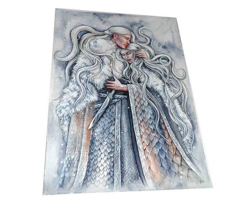 Peut inclure: Une peinture &agrave; l'aquarelle repr&eacute;sentant deux personnages en v&ecirc;tements d'hiver. Les personnages s'embrassent, la t&ecirc;te de la femme reposant sur l'&eacute;paule de l'homme. Ils portent tous les deux des manteaux blancs bord&eacute;s de fourrure et ont de longs cheveux blancs et flottants. L'arri&egrave;re-plan est d'un bleu doux et neigeux.