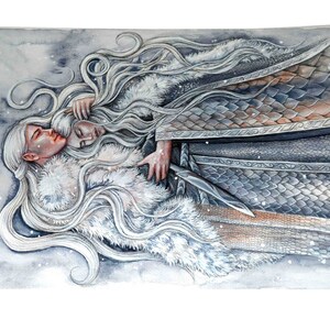 Peut inclure: Une peinture &agrave; l'aquarelle repr&eacute;sentant deux personnages aux longs cheveux blancs, l'un portant une cape bord&eacute;e de fourrure et l'autre une cape &agrave; &eacute;cailles argent&eacute;es, s'embrassant dans un d&eacute;cor enneig&eacute;.